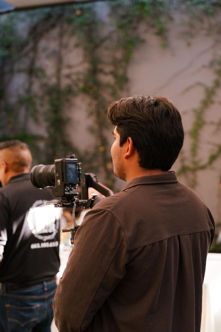 Chris Arellano trabajando detrás de cámara